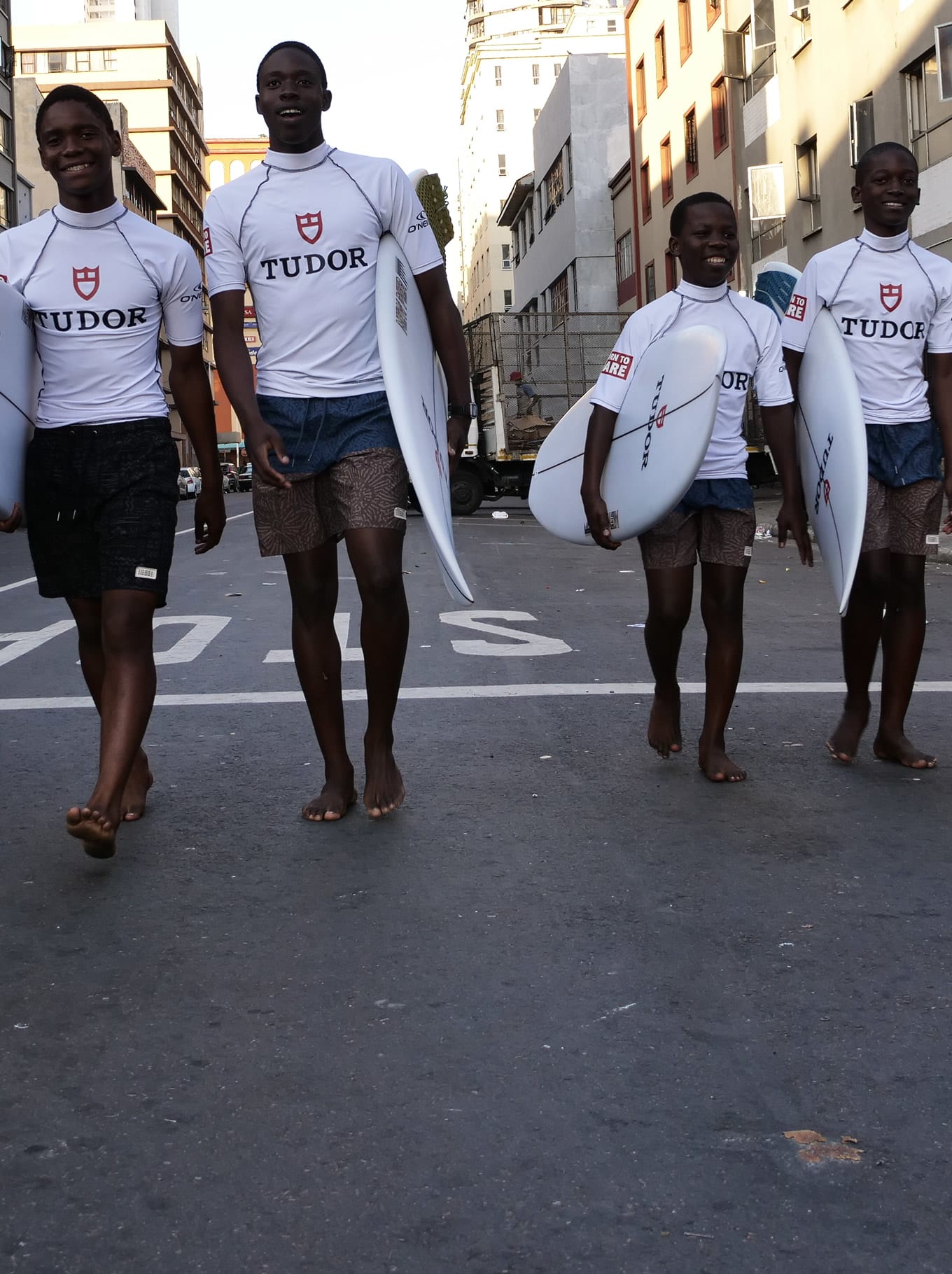 年轻冲浪运动员